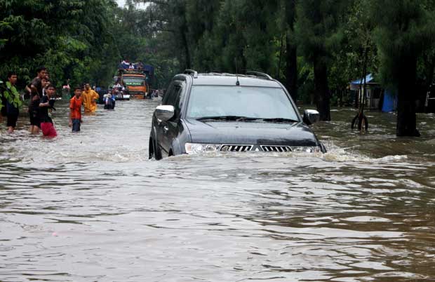4 Tips Selamatkan Kendaraan dari Terjangan Banjir