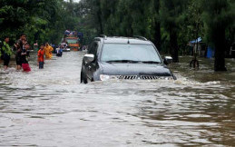 4 Tips Selamatkan Kendaraan dari Terjangan Banjir