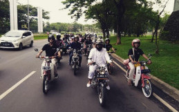 Usai Nikah, Pasangan Ini Diarak Keliling BSD Pakai Motor Klasik