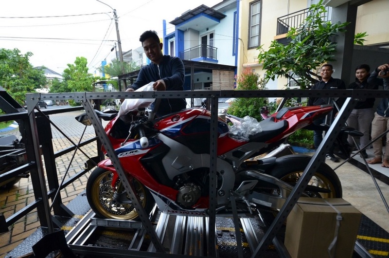 Wahana Serahkan Honda CBR1000RR SP Pertama ke Konsumen