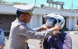 Pengendara Motor Wajib Tahu, Ini Sanksi Jika Nekat Tak Pakai Helm SNI