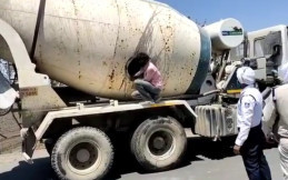 Berniat Kelabui Petugas, Pemudik di India Nekat Masuk Mixer Truk