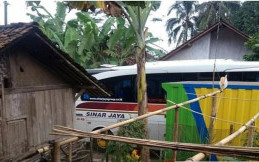 Geger, Sopir Bawa Bus Mudik Kedalam Kampungnya