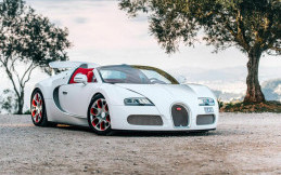 Hadiah Imlek Sultan Bugatti Veyron Grand Sport Dengan Ornamen Tahun Naga