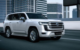 Resmi Meluncur, Toyota Land Cruiser 300 Tampil Futuristik!