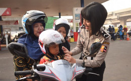 Kampanyekan Keselamatan Berkendara, Pertamina Bagikan Helm Gratis untuk Anak-anak