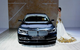 Tampilan Canggih BMW 740i Dengan Remote Control Parking
