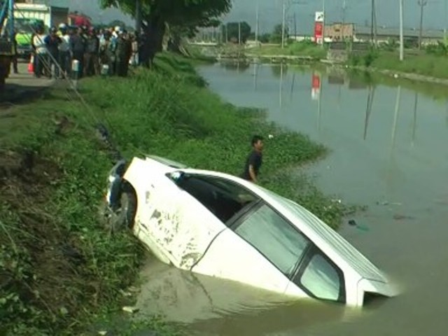 Mobil Tercebur Sungai, Ini yang Wajib Anda Lakukan