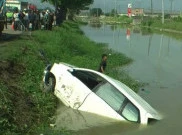 Mobil Tercebur Sungai, Ini yang Wajib Anda Lakukan