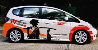 Cara Aman Copot Stiker Agar Tak Berbekas di Mobil