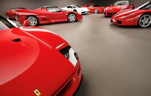 Puluhan Ferrari Ini Disimpan Secara Tersembunyi di Gunung Es