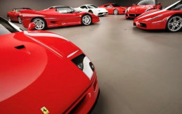 Puluhan Ferrari Ini Disimpan Secara Tersembunyi di Gunung Es