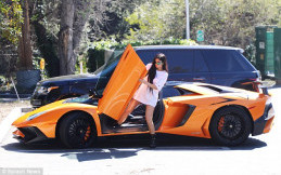Ketika Si Seksi Kylie Jenner Kendarai Si Garang Lamborghini Aventador Roadster