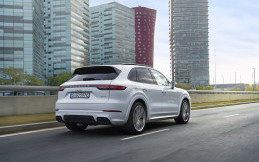 Porsche Buat Cayenne Lebih Bertenaga dengan Hybrid