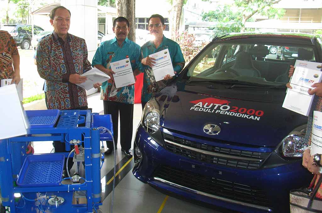 Dukung Pendidikan dan Otomotif, Toyota Hibahkan Mobil & Mesin Pada 5 SMK