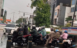 Ngebut di Jalan Raya Tergenang Air Ternyata Dilarang, Berikut Aturannya