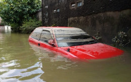 Banjir Melanda, Lindungi Mobil Sobat KabarOto Pakai Tips Ini