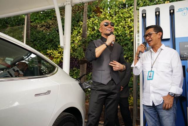 Deddy Corbuzier Sangat Bangga Pakai Mobil Listrik