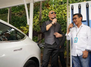 Deddy Corbuzier Sangat Bangga Pakai Mobil Listrik