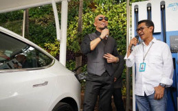 Deddy Corbuzier Sangat Bangga Pakai Mobil Listrik
