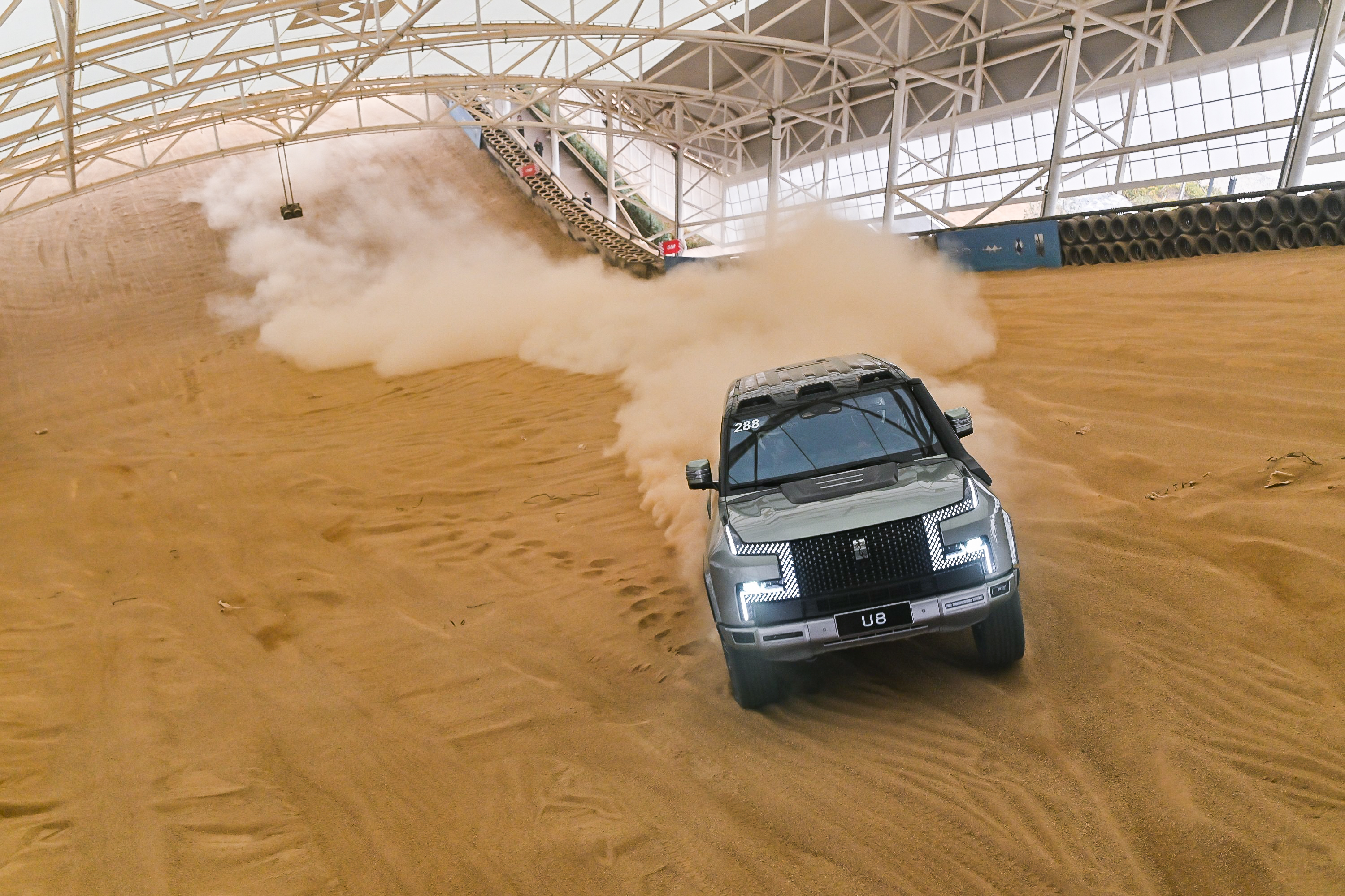 Yangwang U8 Menaklukkan Bukit Pasir di Tiongkok