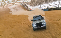 Yangwang U8 Menaklukkan Bukit Pasir di Tiongkok