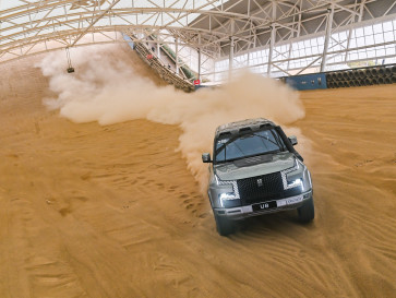 Yangwang U8 Menaklukkan Bukit Pasir di Tiongkok