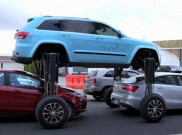 Hebat, Jeep Grand Cherokee Ini Bisa Kangkangi Mobil Lain