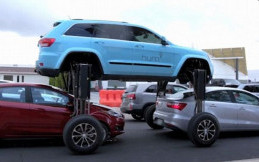 Hebat, Jeep Grand Cherokee Ini Bisa Kangkangi Mobil Lain