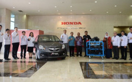 PT HPM Sumbang Honda Brio dan Mesin Simulator Untuk Pendidikan di Karawang