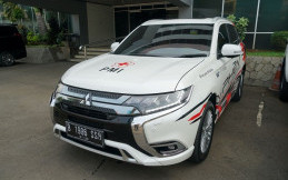 Tanggap Corona, PMI Gunakan Mitsubishi Outlander PHEV Semprotkan Disinfektan