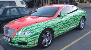 Ketika Mobil Mewah Bentley Disulap Jadi Semangka