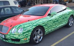 Ketika Mobil Mewah Bentley Disulap Jadi Semangka
