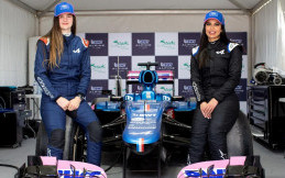 Aseel Al Hamad dan Abbi Pulling menjadi wanita pertama yang mengendarai mobil F1 di Arab Saudi