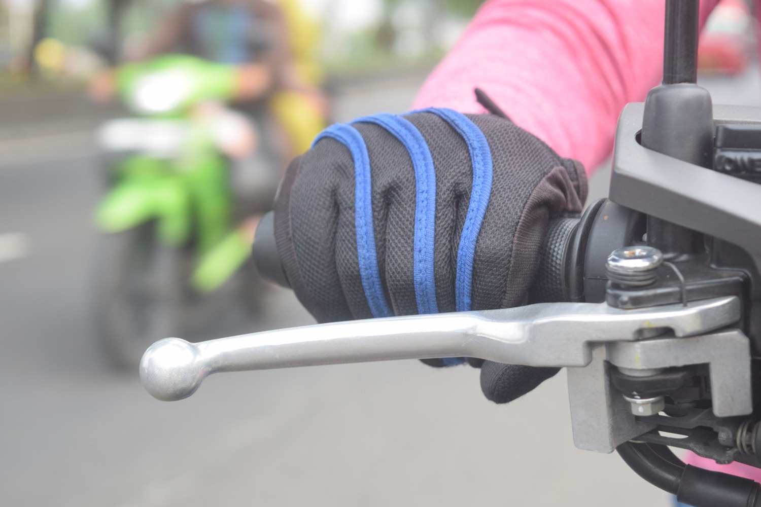 Pengendara Motor Wajib Rutin Ganti Cairan Rem, Kenali Tanda-tandanya