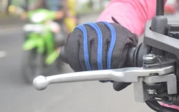 Pengendara Motor Wajib Rutin Ganti Cairan Rem, Kenali Tanda-tandanya