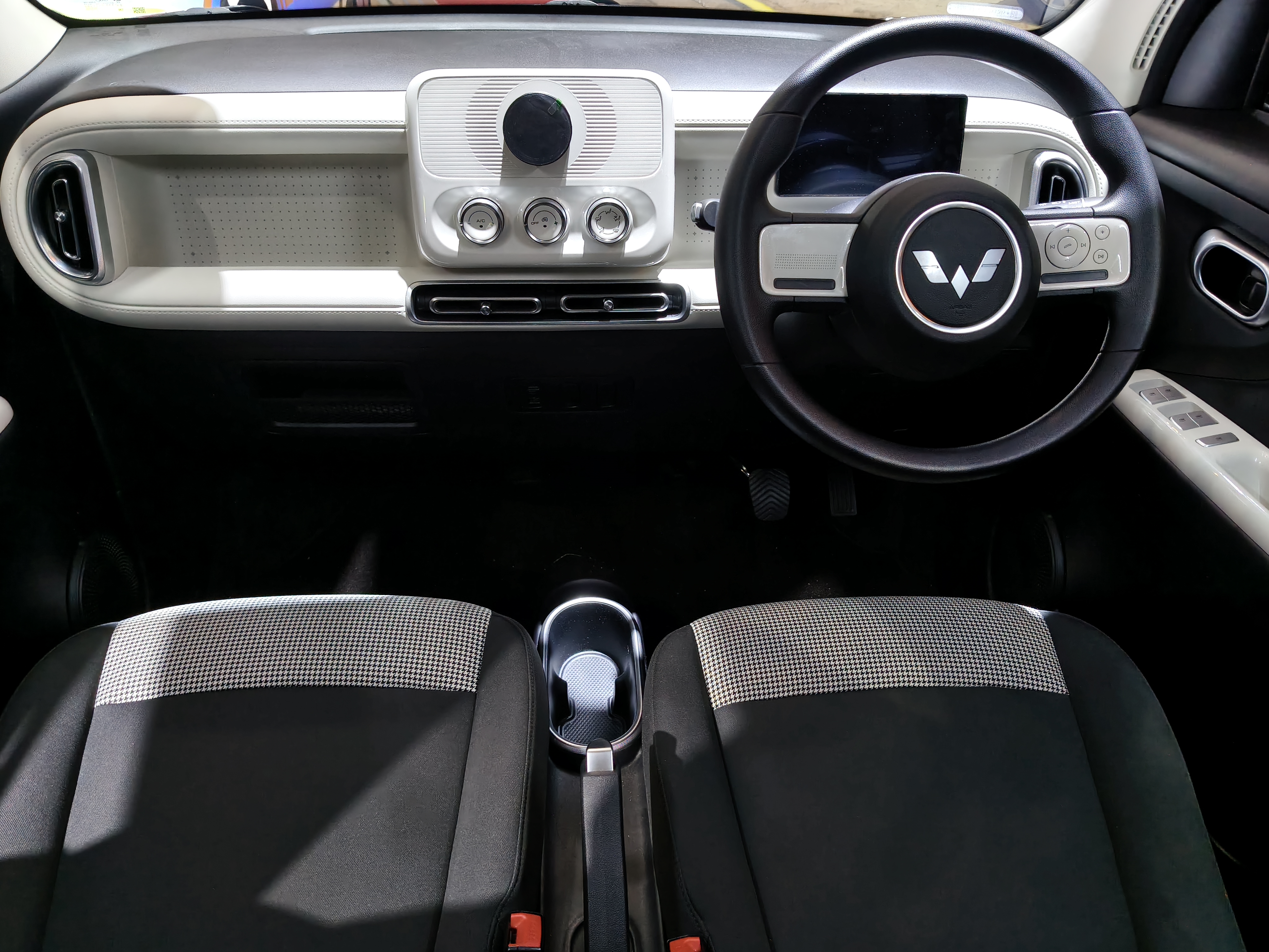 Kabin Wuling Aira EV standar range