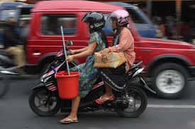 Cara Boncengan yang Aman Ketika Mengenakan Kebaya