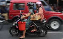 Cara Boncengan yang Aman Ketika Mengenakan Kebaya