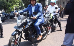 Selain Dipakai Dinas, Gubernur Ridwan Kamil Hibahkan 6.000 Unit Motor Listrik Untuk Masjid