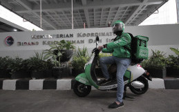 Grab Gunakan Motor Listrik Viar untuk Antar Makanan di Jakarta 