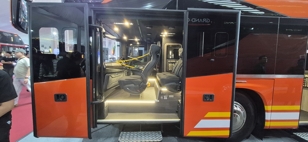 Inovasi Karoseri Tentrem Bikin Bus dengan Pintu Double Pneumatic