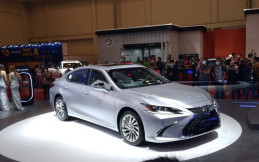  New Lexus ES 300h Hybrid Dibanderol Rp1,12 Miliaran