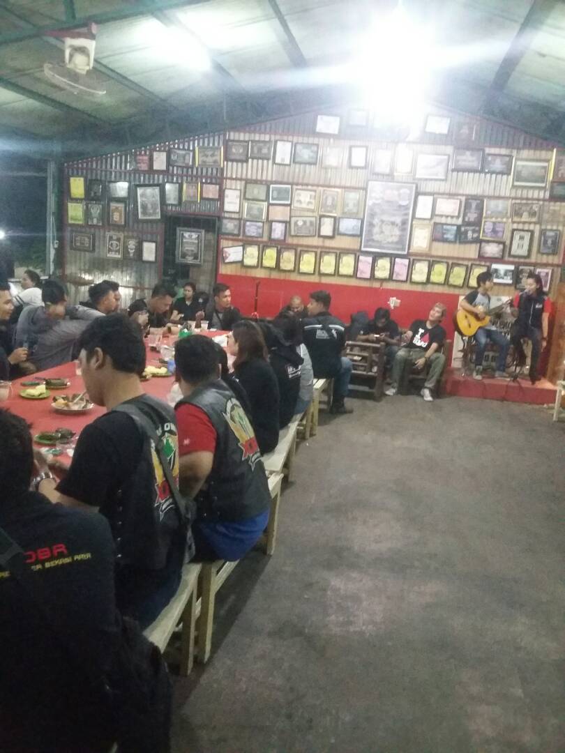 Rayakan 11 Tahun Berdiri, Blackaholic Laboratoria Berbagi Takjil dan Potong Tumpeng