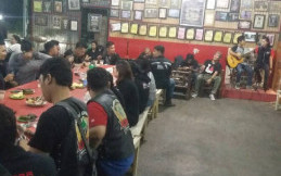 Rayakan 11 Tahun Berdiri, Blackaholic Laboratoria Berbagi Takjil dan Potong Tumpeng