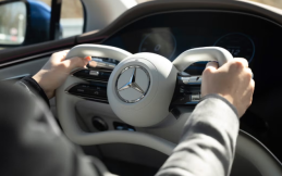 Tak Lagi Bulat, Mercedes-Benz Siapkan Setir Yoke dengan Desain Futuristik