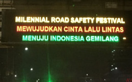 Kampanyekan MRSF, Polres Jakarta Barat Bagi-bagi Helm Gratis ke Pengendara Milennial