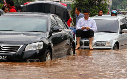 Jangan Panik! Ini yang Harus Dilakukan Saat Mobil Terendam Air
