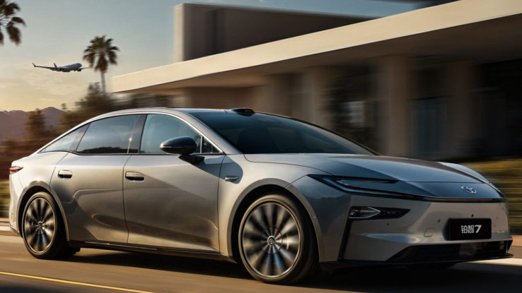 Sedan Listrik Toyota bZ7 Tampil Perdana di Auto Guangzhou 2025