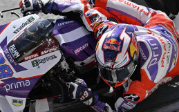 Helm Alpinestars Supertech R10 Debut di Tes Pramusim MotoGP 2023 